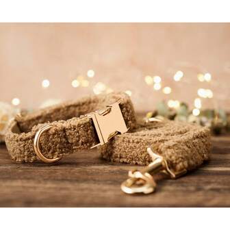 1 Set de 2 Correas y Collares para Mascotas de Terciopelo Suave y Cómodo de Aleación de Zinc para Perros Pequeños, Medianos y Grandes, Diseño de Aleación de Zinc Resistente y Duradero, Fácil de Abrochar y Desabrochar, Collares de Perro de Alta Gama, Boda, Día de San Valentín (Puede variar ligeramente debido a diferentes telas, lotes y colores, se envía al azar)