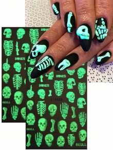 Pegatinas luminosas de uñas de Halloween 3D 2/4/5 piezas que brillan en la oscuridad, diseño de manicura francesa con dibujos de pétalos de margarita góticos, fantasmas, calabazas, calaveras, huesos de mano, telarañas y motivos espeluznantes para decoración de uñas en otoño e invierno, accesorios de arte de uñas autoadhesivos