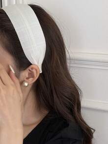 1条时尚宽边糖果色纯色发箍，简约设计修饰脸型，适合优雅女性日常佩戴、约会、聚会、通勤、春夏穿搭搭配，也是送给朋友的礼物。这款发箍可用于化妆、发圈、发饰等场合，也适合秋季穿搭、居家、护肤等。 - 彩色 - 查看 12