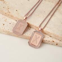Rose/Gold-Plated Initial Necklace For Men And Women, A-Z 26 Letters Personalized Name Necklace, Random Delivery, Mystery, Square Double-Sided Engraved Pendant, Adjustable Size, Fashion Jewelry Gift - 1 件金色隨機 - 查看 4