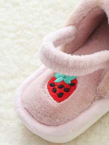 1 Coppia di pantofole alla moda e carine con ricamo a fragola, antiscivolo e calde, adatte per i bambini. Pantofole di peluche per bambini, calde per i ragazzi, antiscivolo per interni in inverno, carine per le ragazze, nuove pantofole di peluche per neonati con cartoni animati, regalo di Natale, regalo di Ognissanti, pantofole di peluche per neonati con cartoni animati, regali di Natale, regali di Ognissanti, un must per Natale, un Natale caldo, un must per Ognissanti