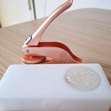 1 pieza Sello personalizado con relieve, sello de acero personalizado para sobres, libros, logotipos de empresas, toallas de restaurante, sellos con relieve personalizados para libros, decoraciones pequeñas para invitaciones de boda