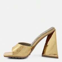 Lovebug Triangular Block Heel Sandals - Vàng - Xem 3