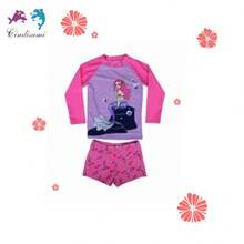 Conjunto de traje de baño de dos piezas para niñas de 4 a 10 años, una elección ideal para la playa en verano. Cuenta con un diseño de manga larga para protección solar, adornado con encantadores patrones infantiles de sirenas. Fabricado con tela suave, su estilo es casual y cotidiano, logrando que las niñas luzcan adorables y se sientan completamente cómodas. Este conjunto de traje de baño de dos piezas es perfecto para disfrutar de los días en la playa. - Rosa Fucsia - Ver 1