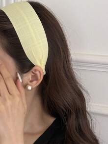 1条时尚宽边糖果色纯色发箍，简约设计修饰脸型，适合优雅女性日常佩戴、约会、聚会、通勤、春夏穿搭搭配，也是送给朋友的礼物。这款发箍可用于化妆、发圈、发饰等场合，也适合秋季穿搭、居家、护肤等。 - 彩色 - 查看 6