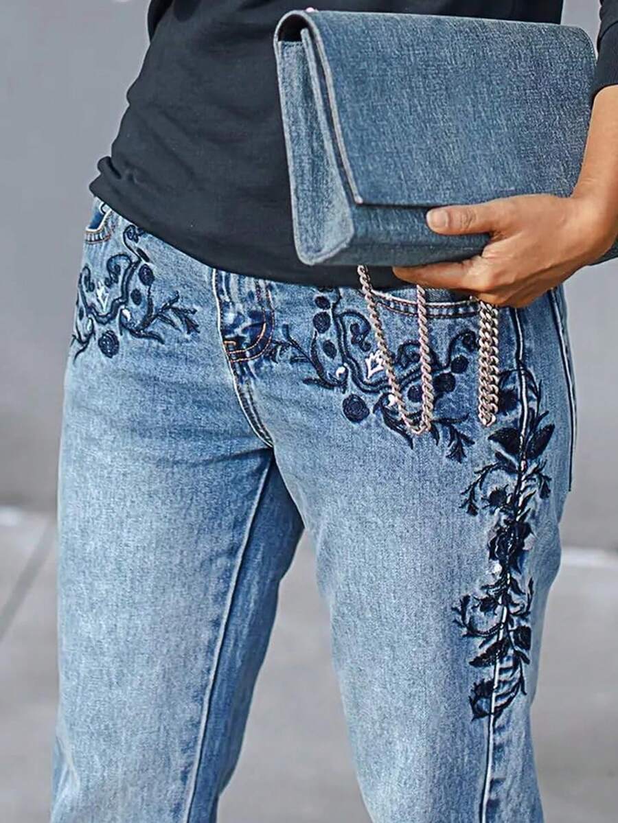 Women's Plus-Size Jeans, Women's Blue Jeans, Mid-Cut Pencil Cut, Oversized Jeans With Floral Print And Rolled-Down Hems. Plus-Size Women's Stretch Slim Jeans, Flora Embroidered High-Stretch Mid-Rise Straight-Leg Jeans - Classic, Heavy-Duty Embroidery. Made Of Mid-Stretch, Machine-Washable Denim, With A Cropped Length And Internal Zipper. Elegant, Season-Appropriate Commuter Pants For A Casual, Fashionable Look. Exquisitely Embroidered. Fabric Blend: 75% Cotton, 23% Polyester. Folded Hems. Fitted Straight-Leg Jeans With A Lightly Washed, Distressed Finish And Floral Embroidery On The Sides. Four Pockets, No Belt. Vintage-Inspired, Fashionable Bottoms For All Seasons. - 深色水洗藍 - 查看 1