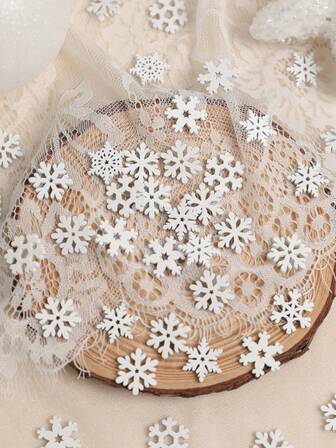 50/100pcs Mixed Wooden White Snowflake Christmas Pendant - Christmas Tree Decoration, DIY Hand-Sewing Materials, Winter Holiday Decoration, Holiday Embellishment, Home Christmas Decoration, Seasonal Decoration, Exquisite Patterns, Creativity, Sewing Accessories, Fashionable Craftsmanship