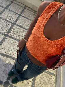 女士法式时尚休闲可爱闪亮纹理不对称下摆圆领无袖针织吊带背心，适合度假穿着，夏季必备