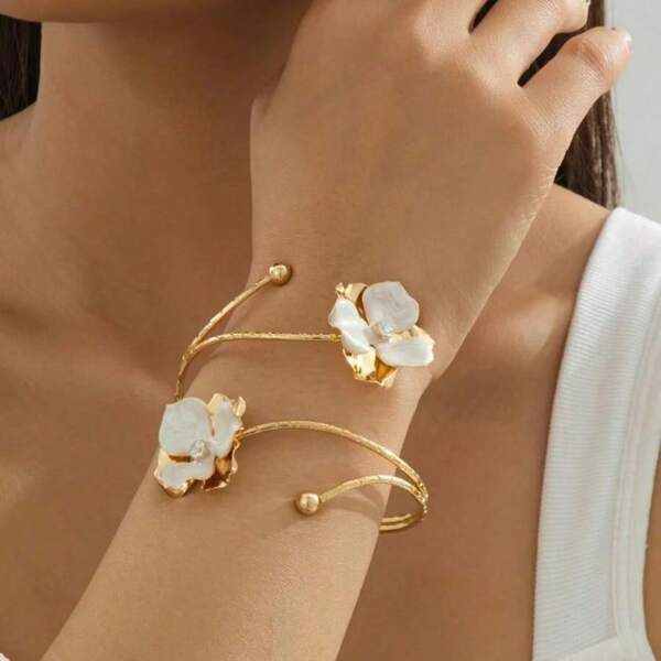 1pc Asymmetrical Flower Shaped Drip Oil Rhinestone Decor Multi-Layer Open Cuff Bracelet, Charming & Sweet, Suitable For Vacation, Dating, Accessory
