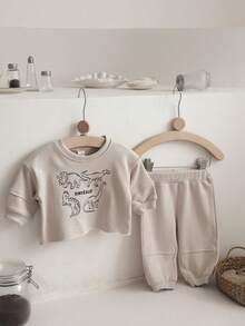 2 件套男婴休闲恐龙刺绣圆领长袖运动衫和裤子套装，春秋 - 杏色 - 查看 5