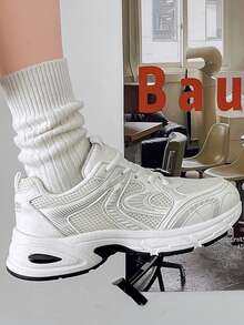 أحذية رياضية كاجوال جديدة للنساء في فصل الخريف/الشتاء، أحذية رياضية سميكة، أحذية بيضاء، موديلات للأزواج، أحذية بأصابع مستديرة وبرباط، مصنوعة من شبكة وجلد، قابلة للتنفس، متعددة الاستخدامات، مطبوعة وبرسومات جرافيتي، بطراز مدرسي، أحذية كاجوال مناسبة للتنزه والتنقل اليومي