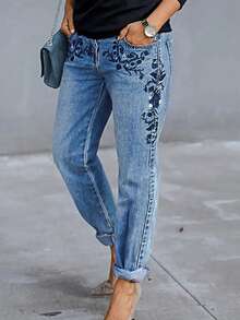 Women's Plus-Size Jeans, Women's Blue Jeans, Mid-Cut Pencil Cut, Oversized Jeans With Floral Print And Rolled-Down Hems. Plus-Size Women's Stretch Slim Jeans, Flora Embroidered High-Stretch Mid-Rise Straight-Leg Jeans - Classic, Heavy-Duty Embroidery. Made Of Mid-Stretch, Machine-Washable Denim, With A Cropped Length And Internal Zipper. Elegant, Season-Appropriate Commuter Pants For A Casual, Fashionable Look. Exquisitely Embroidered. Fabric Blend: 75% Cotton, 23% Polyester. Folded Hems. Fitted Straight-Leg Jeans With A Lightly Washed, Distressed Finish And Floral Embroidery On The Sides. Four Pockets, No Belt. Vintage-Inspired, Fashionable Bottoms For All Seasons. - 深色水洗藍 - 查看 2