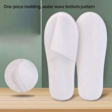 12 زوج من الأحذية المستهلكة غير المنسوجة للكبار مع نعول مضادة للانزلاق بنقشة الموجات المائية لتقليل عمل التنظيف ومنع العدوى البكتيرية للقدم، يمكن استخدامها في حفلات الزفاف والتخرج لاستقبال الضيوف في الفنادق والنزل والنوادي والمنتجعات السياحية وصالونات التجميل