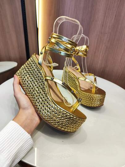 Sandália Plataforma Anabela Feminina com Tiras e Detalhes Metalizados Modernos