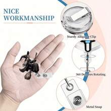 بكرة شارة قابلة للسحب بشكل ساحرة تركب على مكنسة، مناسبة للمكاتب والمستشفيات والمدارس والأماكن الخارجية، تزيين الملابس، للموظفين والممرضات والمعلمين والطلاب والمتطوعين، هدية عيد الهالوين | هدية عيدية | هدية عيد ميلاد | مفاجأة