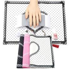 2个美甲手枕+桌面垫，可折叠蕾丝波点图案美甲硅胶垫，柔软可拆卸毛巾手枕，适用于美甲沙龙、居家美甲、节日礼物（白色、粉色、黑色） - 彩色 - 查看 2
