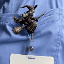 بكرة شارة قابلة للسحب بشكل ساحرة تركب على مكنسة، مناسبة للمكاتب والمستشفيات والمدارس والأماكن الخارجية، تزيين الملابس، للموظفين والممرضات والمعلمين والطلاب والمتطوعين، هدية عيد الهالوين | هدية عيدية | هدية عيد ميلاد | مفاجأة