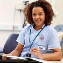 حامل بطاقة الهوية الأكريليك ذو التصميم الرذاذي الملون والحي بشكل شبح ثنائي الأبعاد، مناسب لعيد الهالوين وعشاق الفن والهدايا الإبداعية، اكسسوارات الهالوين | تصميم ممتع | حامل بطاقة الاسم الأكريليك، ديكور الهالوين