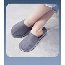 12 زوج من الأحذية المستهلكة غير المنسوجة للكبار مع نعول مضادة للانزلاق بنقشة الموجات المائية لتقليل عمل التنظيف ومنع العدوى البكتيرية للقدم، يمكن استخدامها في حفلات الزفاف والتخرج لاستقبال الضيوف في الفنادق والنزل والنوادي والمنتجعات السياحية وصالونات التجميل