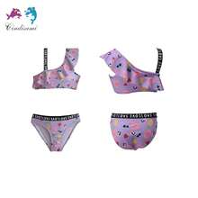 Conjunto de traje de baño de dos piezas para niñas de 6 a 12 años, una elección ideal para la playa en verano. Cuenta con un diseño de top sin mangas con tirantes tipo chaleco, presenta un escote redondo amplio con detalles de volantes plisados y un corte que revela la cintura, además de encantadores patrones infantiles. Fabricado con tela suave, su estilo combina lo casual con un toque de sensualidad, logrando que las niñas luzcan adorables, con un aire distinguido y atractivo, al mismo tiempo que se sientan completamente cómodas. Este conjunto de traje de baño de dos piezas es perfecto para disfrutar de los días en la playa con estilo y comodidad. - Morado - Ver 2