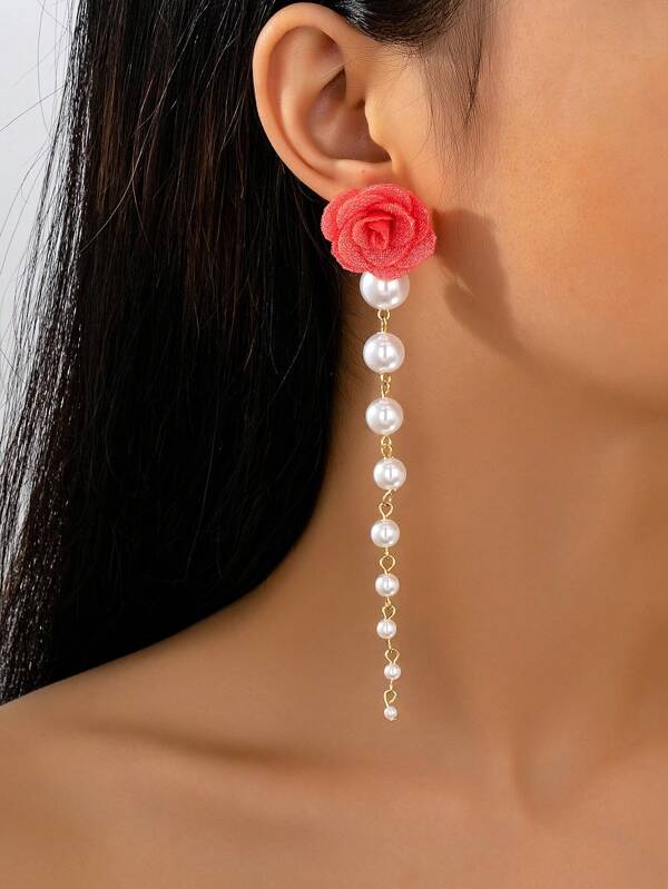 Une paire de boucles d'oreilles à franges florales rouges exagérées, convenant aux fêtes et à l'usage quotidien des femmes
