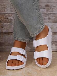 Męskie, proste, płaskie sandały wsuwane z klamrą, idealne na letnie wyjścia, do uprawiania sportu na świeżym powietrzu, na wakacje, jako prezent na ukończenie szkoły lub dodatek urodzinowy, jako klapki pod prysznic