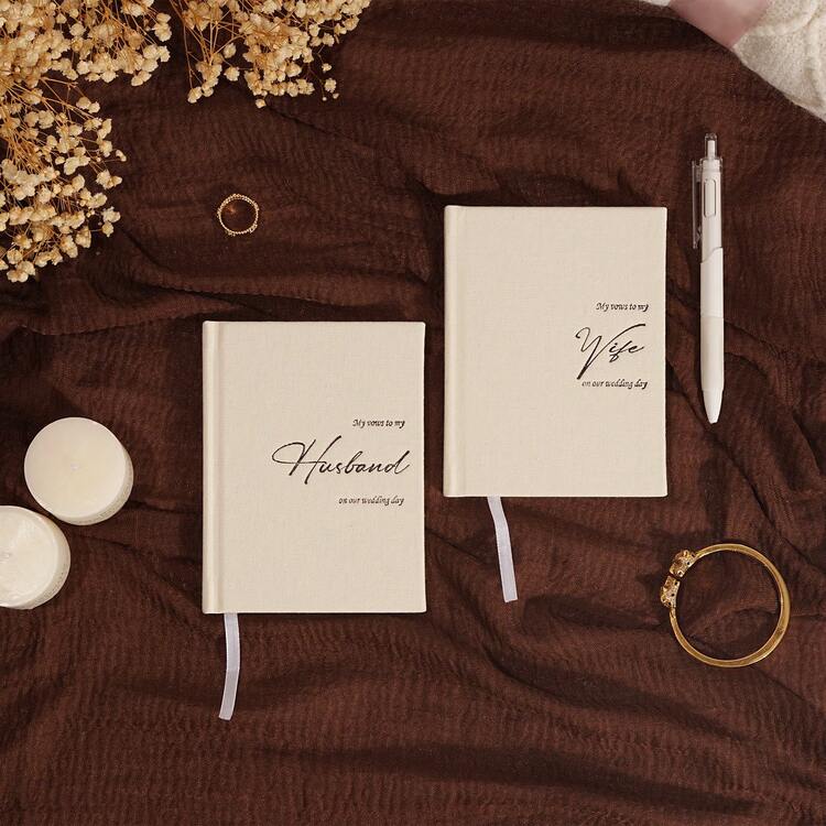 Libros de votos de boda para él y ella, set de 2 cuadernos con tapa dura de lino para la novia y el novio con marcador, páginas rayadas, para la ceremonia y renovación, incluye caja de regalo elegante para guardar los votos - Lino color crema - Añade 1