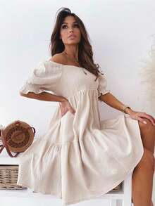 Nuevo vestido de verano de manga corta con espalda descubierta, cuello recto, cintura ajustada y pliegues, en color liso. - Beis - Ver 2