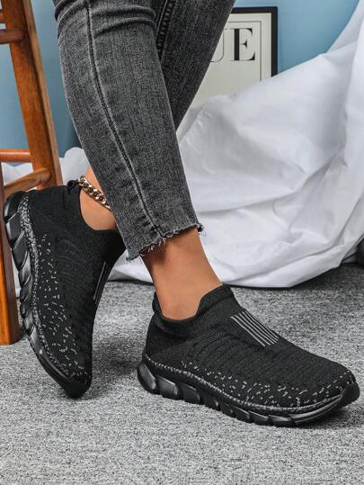 Chaussures larges confortables en slip noir, chaussures de sport souples et respirantes pour la marche casual, convient pour les vacances et l'extérieur