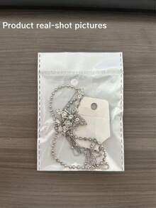 Colar Pingente de Cruz em Peça Única, Um Colar Pingente de Liga Distintivo com Diamantes Incrustados. É um Acessório de Luxo Leve, Nicho e Versátil, que Pode Ser Dado Como Presente a Parentes e Amigos e é Adequado para Uso Diário.