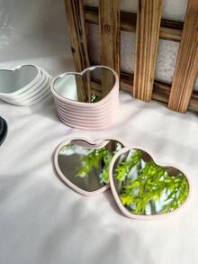 12 Stücke herzförmige Mini-Spiegel, polierte Oberfläche, Kunststoffrahmen, Tischaufstellung, unparfümiert, Blumenmotiv, tragbar, ohne Strom, tragbare Spiegel | stilvolle Tischplatte | dauerhafte Spiegel, süßer kompakter Spiegel, perfekt für Geburtstage, Hochzeiten, Halloween Party Dekorationen, Hochzeitsgeschenke, Party Geschenke