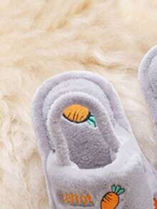 Camina con tu hijo un par de zapatillas de estar por casa con bordado de fresa, a la moda y lindas, antideslizantes y cálidas, adecuadas para que los niños las usen. Zapatillas de felpa para niños, cálidas para niños, antideslizantes para interiores en invierno, lindas para niñas, bebés de dibujos animados. Nuevas zapatillas de felpa - Gris - Ver 9