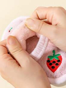 1 Coppia di pantofole alla moda e carine con ricamo a fragola, antiscivolo e calde, adatte per i bambini. Pantofole di peluche per bambini, calde per i ragazzi, antiscivolo per interni in inverno, carine per le ragazze, nuove pantofole di peluche per neonati con cartoni animati, regalo di Natale, regalo di Ognissanti, pantofole di peluche per neonati con cartoni animati, regali di Natale, regali di Ognissanti, un must per Natale, un Natale caldo, un must per Ognissanti