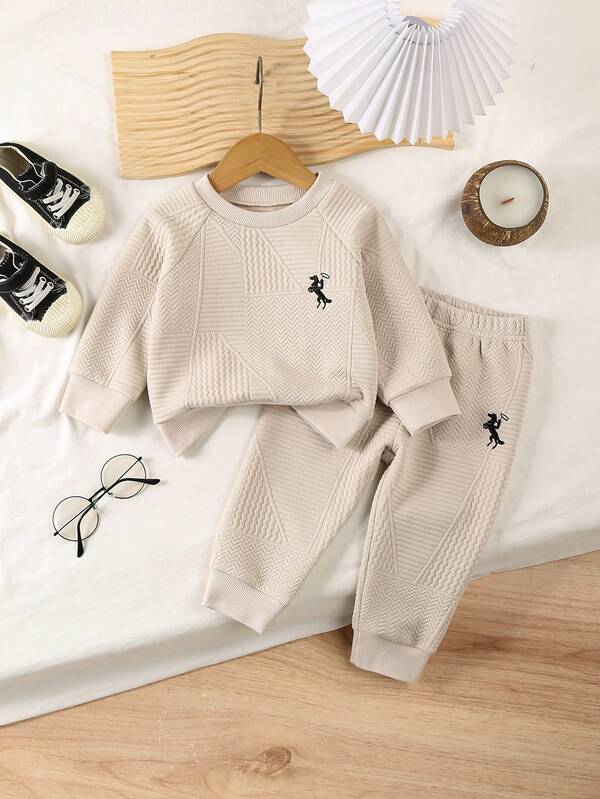 Set casual alla moda per bambino, colore unito, top a maniche lunghe e pantaloni lunghi con elegante motivo ricamato, adatto per autunno/inverno