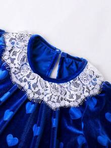 Vestido de manga larga con encaje, parches y aplicaciones de corazón de terciopelo para niña joven