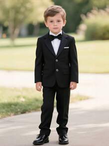 三件套男童正装，适合婚礼等场合，黑色西装外套、裤子和领结。
