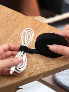 1/3/5米可重复使用魔术贴扎带，提供1米、3米或5米三种尺寸，提供便捷、耐用且多功能的线缆管理。它们非常适合管理桌面数据线、固定插座线路以及捆绑台式电脑线缆，从而打造整洁有序的空间。