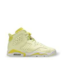 Air Jordan 6 Retro“Floral”以独特的向日葵色彩为儿童鞋类注入了春天的活力。这款运动鞋专为男女儿童设计，在标志性鞋型上饰有精致的花卉印花覆层，并辅以明亮的柠檬色调。 - 黃色 - 查看 2