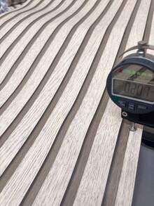 1卷米色条纹家居装饰壁纸，防水防油厨房装饰，自粘可移除PVC木纹壁纸。适用于厨房橱柜、卧室、客厅、台面、家具翻新等，可撕可贴。 - 彩色 - 查看 4