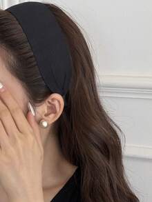 1条时尚宽边糖果色纯色发箍，简约设计修饰脸型，适合优雅女性日常佩戴、约会、聚会、通勤、春夏穿搭搭配，也是送给朋友的礼物。这款发箍可用于化妆、发圈、发饰等场合，也适合秋季穿搭、居家、护肤等。 - 彩色 - 查看 2
