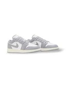 Air Jordan 1 Low GS 复古灰白皮革鞋款，灰色覆面，Jumpman 标志，复古橡胶中底，儿童款 553560-053 - 灰色/白色/米色 - 查看 3