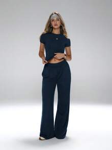 两件套，修身剪裁，配套T恤和宽松长裤，拉长腿部线条，全天舒适，简约风格，#周末穿搭 #轻松时尚，百搭运动套装，休闲居家两件套，阔腿裤套装拉长腿部线条，简约运动套装，必备圆领运动套装 - 藏蓝色 - 查看 5