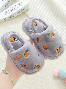 Camina con tu hijo un par de zapatillas de estar por casa con bordado de fresa, a la moda y lindas, antideslizantes y cálidas, adecuadas para que los niños las usen. Zapatillas de felpa para niños, cálidas para niños, antideslizantes para interiores en invierno, lindas para niñas, bebés de dibujos animados. Nuevas zapatillas de felpa - Gris - Ver 2