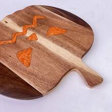 Planche à découper en résine d'Halloween, planche à fromage en forme de citrouille en bois, planche à découper pour steak occidental et fruits, planche décorative de cuisine, plateau à fromage de dinde de Thanksgiving, convient pour les cadeaux de Noël en famille et les fêtes de restaurant.