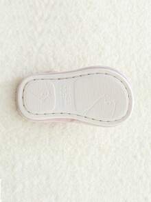 Camina con tu hijo un par de zapatillas de estar por casa con bordado de fresa, a la moda y lindas, antideslizantes y cálidas, adecuadas para que los niños las usen. Zapatillas de felpa para niños, cálidas para niños, antideslizantes para interiores en invierno, lindas para niñas, bebés de dibujos animados. Nuevas zapatillas de felpa - Gris - Ver 5