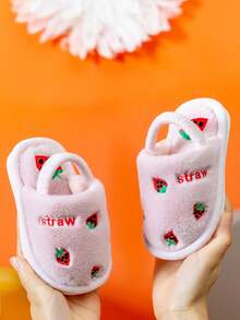 1 Coppia di pantofole alla moda e carine con ricamo a fragola, antiscivolo e calde, adatte per i bambini. Pantofole di peluche per bambini, calde per i ragazzi, antiscivolo per interni in inverno, carine per le ragazze, nuove pantofole di peluche per neonati con cartoni animati, regalo di Natale, regalo di Ognissanti, pantofole di peluche per neonati con cartoni animati, regali di Natale, regali di Ognissanti, un must per Natale, un Natale caldo, un must per Ognissanti