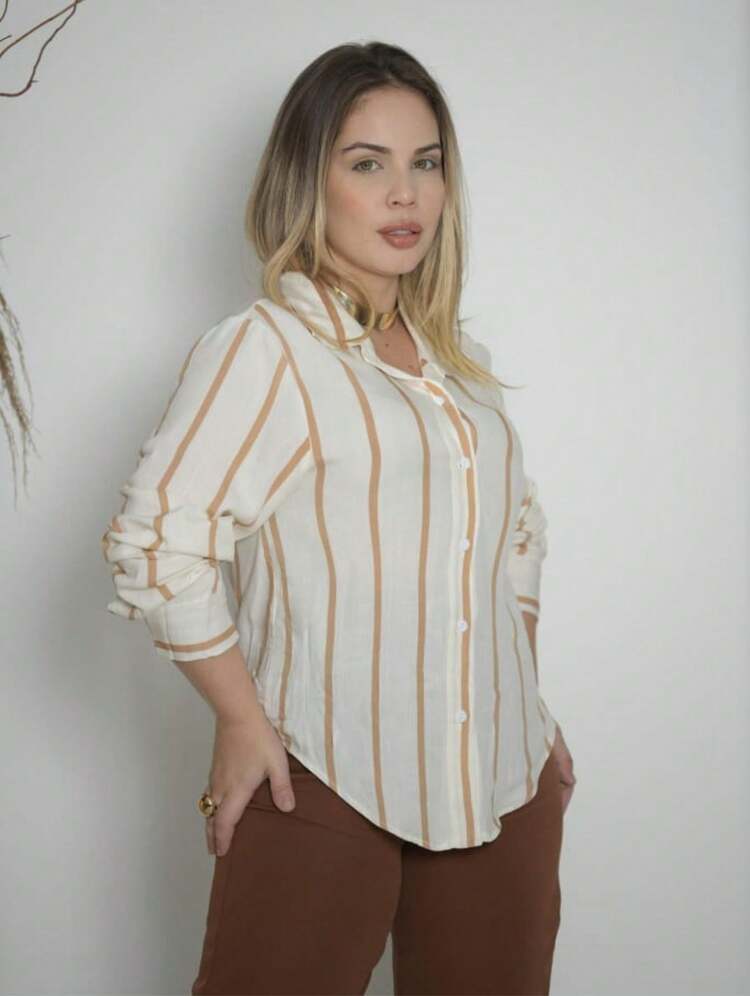 Camisa Social Listrada Feminina com Manga Longa e Gola Tradicional – Tecido Crepinho Leve e Estiloso - Bege - Visão 3