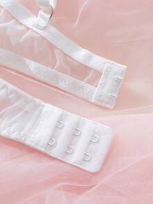 性感内衣，浅粉色和白色刺绣内衣套装，半开放式设计，简约而又隆重，优雅而性感，独特魅力与时尚优雅完美结合。