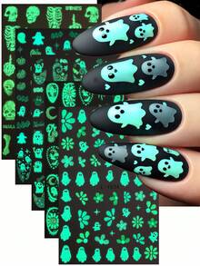Pegatinas luminosas de uñas de Halloween 3D 2/4/5 piezas que brillan en la oscuridad, diseño de manicura francesa con dibujos de pétalos de margarita góticos, fantasmas, calabazas, calaveras, huesos de mano, telarañas y motivos espeluznantes para decoración de uñas en otoño e invierno, accesorios de arte de uñas autoadhesivos