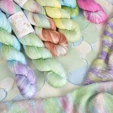 2 set da 100g di filo di pizzo tinto a mano con colori sfumati in lyocell per sciarpe fatte a mano, decorazioni per bambole, ecc.